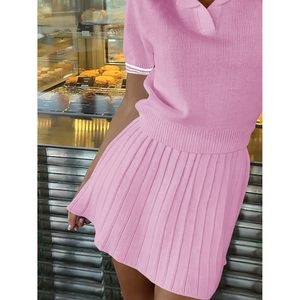 Ensemble 2 pièces d'été personnalisé pour femme : Haut tricoté à manches courtes et col en V, mini-jupe plissée – Tenue décontractée et confortable - Product Image 4
