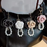 Breloque de sac en PU style coréen avec fleur de camélia et perles, accessoires porte-clés de voiture, pendentif de téléphone pour femme, décoration, cadeau de vacances