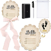 Plaque de bienvenue en bois gravée avec le nom du bébé, carte de jalons de développement du bébé, panneau d'annonce de naissance « Hello World »