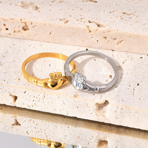 Anillo DE BODA femenino de acero inoxidable de moda Pure <span class=keywords><strong>Love</strong></span> Carat Hand Heart Crown con circón de corte princesa y chapado en oro - Product Image 3