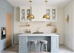 Cucina francese Country a forma di <span class=keywords><strong>L</strong></span>: armadi Shaker <span class=keywords><strong>blu</strong></span> morbidi, unità superiori con facciata in vetro, <span class=keywords><strong>isola</strong></span> rifinita in ottone, angolo da pranzo accogliente - Product Image 3