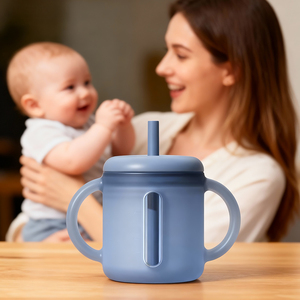 Biberon per l'apprendimento del bere per neonati, personalizzato OEM, senza BPA, a bocca larga, antiurto, a forma di mela, 150 ml, tazza con cannuccia in silicone per neonati - Product Image 1