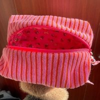 Sac de voyage cosmétique rose rayé en tissu éponge, personnalisable, vente en gros d'usine, sac de rangement portable à fermeture éclair pour maquillage