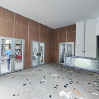 Cloison mobile insonorisante facile à installer, épaisseur 65 mm, structure en aluminium, design moderne, installation facile, usage commercial et scolaire
