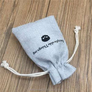 Geri dönüşümlü özel baskılı Logo ışığı gri jüt takı kılıfı küçük kenevir keten jüt takı çantası tarak çuval İpli çuval - Product Image 4