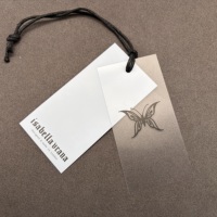 Étiquettes suspendues personnalisées en papier givré double couche, luxe, haute qualité, écologiques, durables, faible MOQ, design sur mesure pour chaussures et sacs