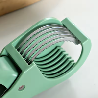 Handmatige milieuvriendelijke PP bananen snijder met roestvrijstalen mes, multifunctioneel, makkelijk schoon te maken, fruitsalade schiller, snijder, keukenhulpje