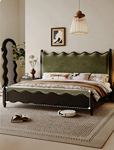 Lit double classique en bois massif de style <span class=keywords><strong>campagne</strong></span> française avec tête de lit en velours vert ondulé, <span class=keywords><strong>chic</strong></span> rétro et confortable pour suite principale - Product Image 1