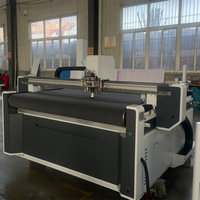 La machine de découpe à couteau vibrant convient aux sacs à main en peau de mouton, aux chaussures, à la peau de vache, au tissu Oxford et à d'autres coupes de tissus