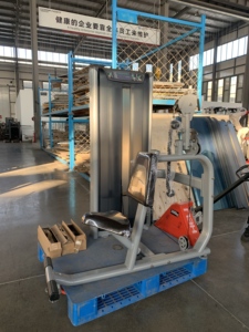 Gli <span class=keywords><strong>istruttori</strong></span> di palestra utilizzano una macchina professionale per l'allenamento dei muscoli addominali con piastre di inserimento. - Product Image 3