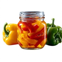 Pimientos en conserva mixtos (rojos y amarillos) en tarro de vinagre, sabor ácido, verduras en conserva, recipiente de vidrio para almacenamiento.