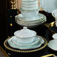 Service de table en céramique bleu clair 62 pièces, vaisselle de luxe en porcelaine avec bordure dorée pour la maison, les mariages et les banquets