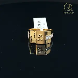 Bague élégante en or avec motif om et accents sertis, bijou stylé pour homme, idéal pour le quotidien et les occasions spéciales, idée cadeau. - Product Image 3