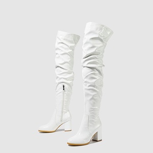 Bottes cuissardes blanches en cuir verni pour femme, à talon épais et bout rond, avec fermeture éclair, pour soirée, collection Automne Hiver 2023 - Product Image 5