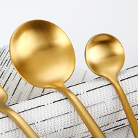 Ensemble de couverts élégant et moderne en acier inoxydable, cuillère et fourchette pour le dîner