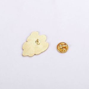 Épingles en émail dur en métal sur le thème de l'horreur d'Halloween, motif feuille d'érable, fabrication sur mesure, épingles de revers personnalisées, épingles en émail personnalisées - Product Image 3