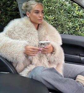 Cappotto <span class=keywords><strong>Invernale</strong></span> Lungo da Donna in Pelliccia Sintetica di Volpe, Giacca Morbida in Stile Comodo e Rilassato, Capospalla Caldo e Spesso, Casual, Fashion, di Lusso ed Elegante - Product Image 4