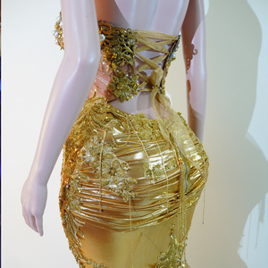 Vestido de sirena de lujo al por mayor con lentejuelas doradas, dobladillo de plumas azules, pedrería pesada y perlas, traje de actuación para cantante, disfraz de escenario - Product Image 6