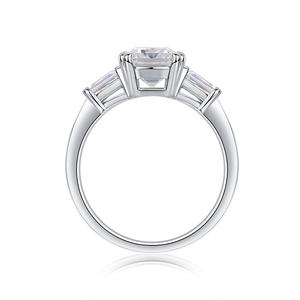 Anillo de Compromiso de Lujo con Moissanita Corte Esmeralda y Engaste Pavé, Plata de Ley 925, Certificado por Terceros, de Moda para Usar - Product Image 2