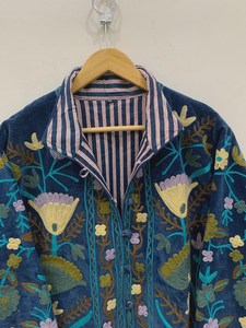 Chaqueta de terciopelo azul hecha a mano con estampado floral Suzani, estilo bohemio, tipo bomber, abrigo de invierno para mujer, ropa exterior de boutique de la India. - Product Image 3