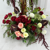 A-2013 Composition florale réaliste en soie artificielle vert et rouge bordeaux pour allée de mariage, décoration d'événements et de fêtes