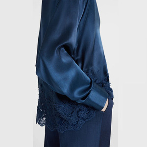 Chemise en satin <span class=keywords><strong>bleu</strong></span> <span class=keywords><strong>nuit</strong></span> sur mesure pour femmes avec détail de dentelle à l'ourlet, manches longues, coupe ample, chemisier décontracté formel - Product Image 3