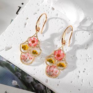 Pendientes Colgantes de Flores Secas Chapados en Oro, Hechos a Mano, con Colgante Irregular, Joyería Floral, Regalo para Mujer - Product Image 6