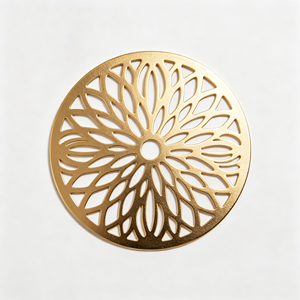 Sous-<span class=keywords><strong>plat</strong></span> rond moderne et élégant en aluminium doré mat, motif floral, résistant à la chaleur, pour table à manger et cuisine, décoratif - Product Image 1