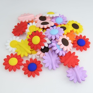 Accessoires en gros faits à la main pour chaînes <span class=keywords><strong>de</strong></span> tétines : Perles en silicone et PVC, Perles en silicone motif fraise et fleur <span class=keywords><strong>de</strong></span> marguerite pour bébé - Product Image 6