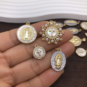 Collier pendentif rond plat en cuivre avec figurine religieuse en coquillage australien en or 18 carats, bijoux en coquillage naturel mélangés - Product Image 3