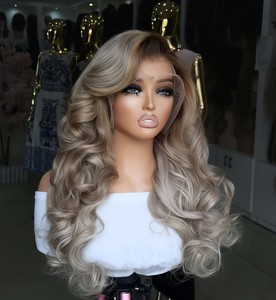 Pelucas Largas Onduladas con Raíces Oscuras, Color <span class=keywords><strong>Rubio</strong></span> Degradado a Gris <span class=keywords><strong>Ceniza</strong></span>, Cabello Europeo Virgen de Lujo con Frente de Encaje Transparente HD de 13x4, las Más Populares - Product Image 1