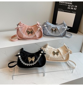 Túi nhỏ trang trí bướm ba chiều có tông màu nhẹ nhàng và quản lý để tạo ra một bầu không khí ngọt ngào - Product Image 3