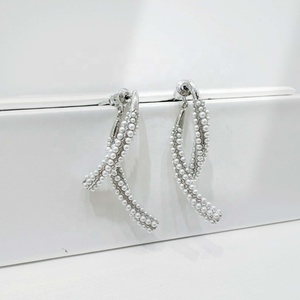 Precio al por mayor, pendientes de plata 925, elegantes y modernos, estilo coreano, para fiesta, para mujer, chapados en oro de 18k, con perlas grandes. - Product Image 5