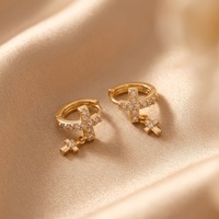 Boucles d'oreilles créoles huggie en laiton plaqué or 18 carats avec micro-pavé de zircone cubique et pendentif double croix religieuse chrétienne pour femme OEM ODM