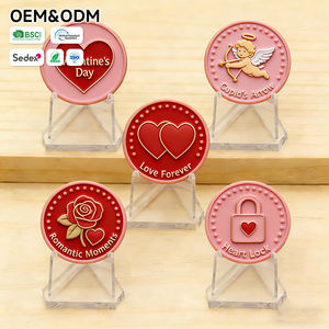 حامل عرض عملات معدنية مقبب من الأكريليك، بسمك 38 مم و4 مم، بتصميم قفل قلب أحمر ونقش بالليزر، لامع، بتصميم سهم كيوبيد وشعار الحب الأبدي. - Product Image 2