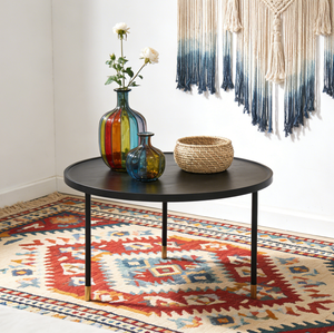 Table basse minimaliste noire mate avec plateau rond, quatre supports métalliques et accents dorés, pour café, studio, bordure foncée, durable - Product Image 4