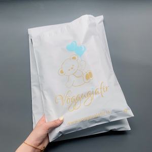 Sacs d'expédition blancs mats de qualité supérieure avec logo personnalisé en feuille d'or - Enveloppes polyvalentes autocollantes pour l'emballage e-commerce - Product Image 4