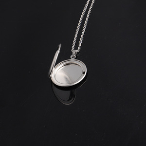 Collar Personalizado con Foto de Pareja en Acero Inoxidable Chapado en Oro de 18K, Brillante, con Letras Grabadas y Cadena - Product Image 4