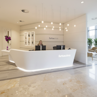 Comptoir d'accueil personnalisé blanc au design moderne avec logo rétroéclairé, forme, taille et couleur personnalisables pour hôpital, hôtel, bureau, immeuble