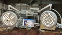 Haute qualité double bras plafond médical lampe sans ombre chirurgie lampe d'opération Ot lumière avec écran d'affichage de caméra