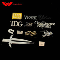 Alliage de zinc couleur logo style personnalisé lettres métalliques étiquette plaque signalétique gravure en relief étiquette en métal sac pour bagages sac de vêtements