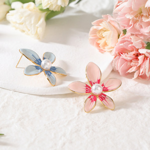 Pendientes con forma de flor con incrustaciones de perlas de acero inoxidable, joyería de uso diario para mujer - Product Image 4