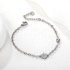 Pulsera con Dije de Sol, Cadena Dorada, Engaste de Cristal, Unisex, Uso Diario, Joyería Minimalista - Product Image 3