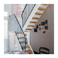 Escalier CBMmart au design moderne avec double plateaux en acier, marches en bois courbées et garde-corps en verre
