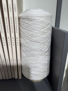 Hilo Fantasía de Alta Tenacidad Teñido en 150 Colores, Mezcla de Viscosa/Nailon, Lurex con Lentejuelas 1/18.5NM 1/20.5NM, Ecológico para Tejido y Bordado - Product Image 5