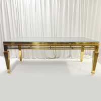 Table de réception rectangulaire dorée de luxe avec toit en verre pour événements, mariages et banquets hôteliers