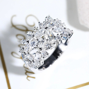 Anello con Design a Petali di Fiore, Elegante Anello da Dito per Donne - Product Image 3