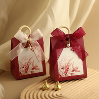 Boîte en carton rigide personnalisée avec design à fentes et gaufrage unique pour emballage cadeau de chocolat de mariage