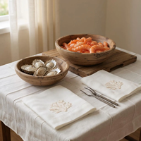 Serviettes carrées en lin brodées de corail, personnalisables et faites à la main avec ourlet festonné - Concept Table d'été Océanique