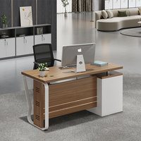 Bureau d'écriture moderne pour cadre dirigeant avec tiroirs, panneau en bois extensible, mobilier de bureau simple et contemporain, bureau informatique